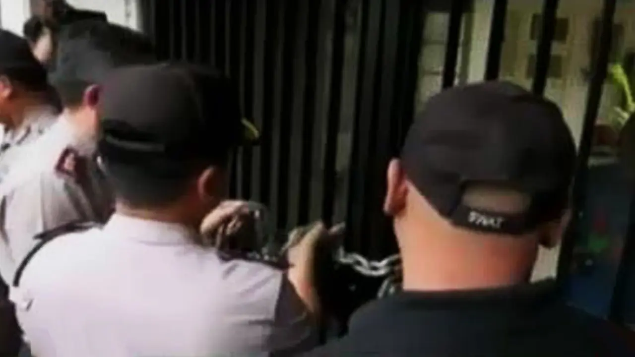 VIDEO: Polisi Bebaskan Sekeluarga Tersandera di Rumah Sendiri