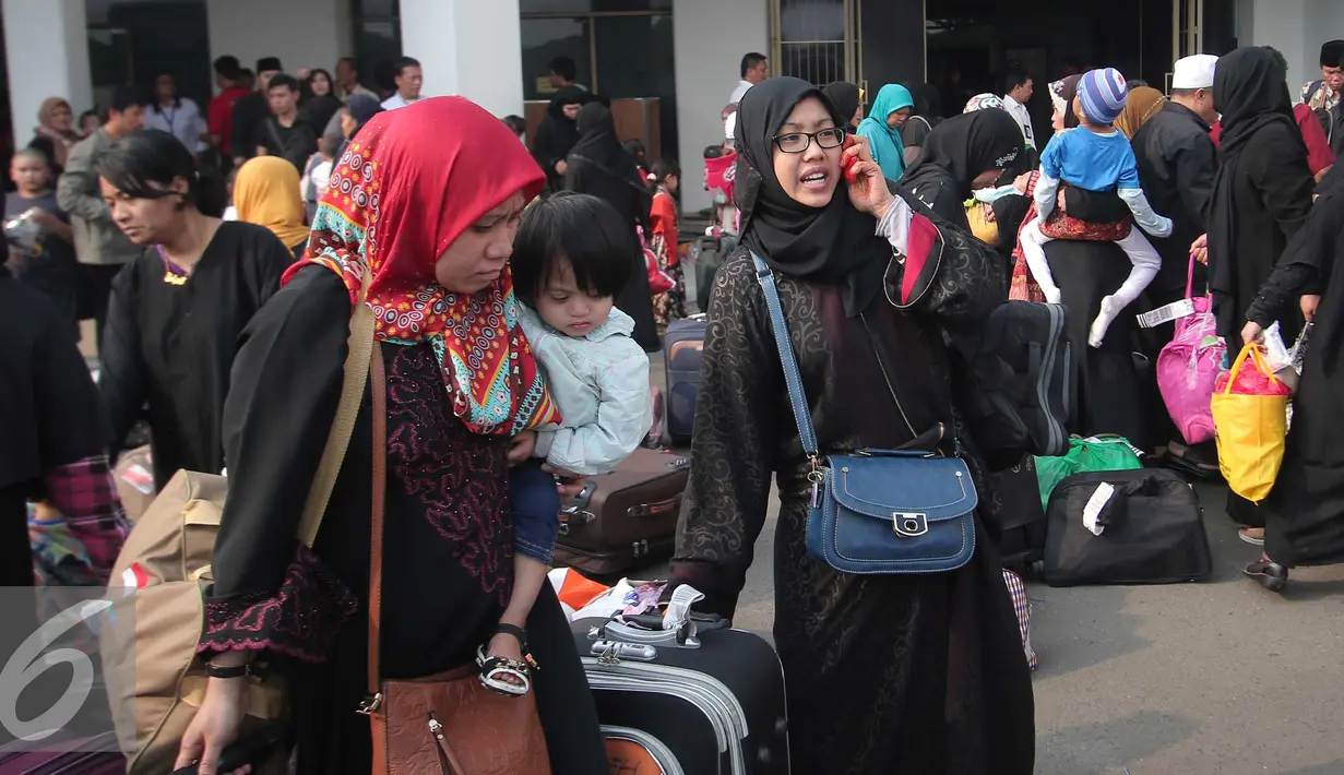 Seorang TKI menghubungi keluarganya saat tiba di Bandara Soekarno Hatta,Tangerang, Rabu (11/11). Sebanyak 450 WNI overstayers dan TKI undocumented dari Jeddah, Arab Saudi dipulangkan pemerintah Indonesia. (Liputan6.com/Angga Yuniar)