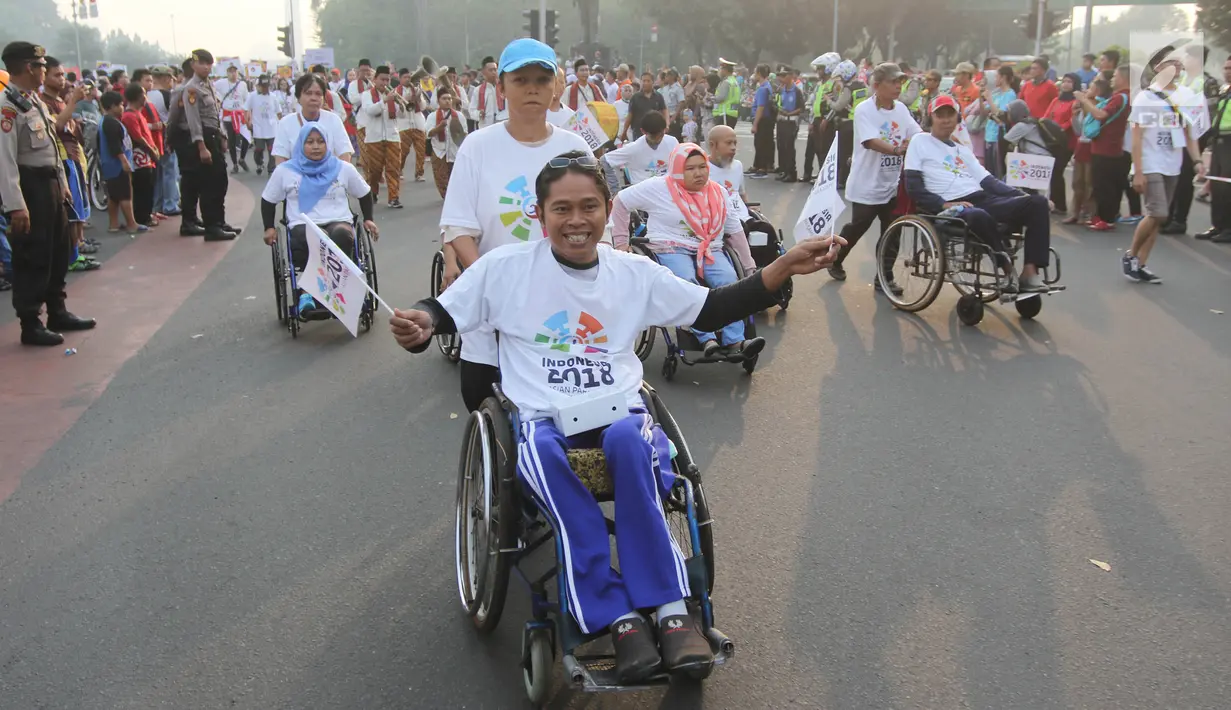 Peserta Parade Asian Games 2018 melintasi Jalan MH Thamrin, Jakarta, Minggu (15/5). Sekitar 4.800 orang peserta memeriahkan ajang dimulai di Monumen Nasional hingga kawasan Car Free Day. (Liputan6.com/Arya Manggala)