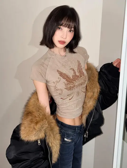 Joy Red Velvet yang selalu tampak girly dengan rambutnya panjangnya pun berubah di tahun 2025. Ia memilih memotong rambutnya dengan model rambut bob berponi depan yang cute. [ @_imyour_joy]