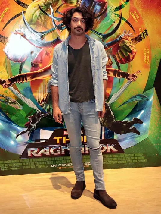 "Kalau saya pribadi merinding pas denger ketawanya. Babe banget.  Cengkoknya Babe dapat banget Reza, enggak tahu juga dia belajar dari mana. Saya saja belum tentu bisa mirip,” ujar anak kelima Benyamin Sueb. (Deki Prayoga/Bintang.com)