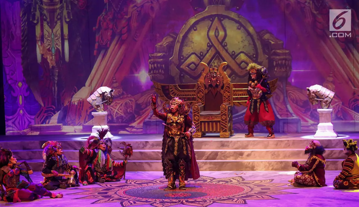 Sejumlah pemain Teater Koma mementaskan Goro-Goro: Mahabarata 2 di Graha Bhakti Budaya, Taman Ismail Marzuki, Jakarta, Rabu (24/7/2019). Lakon tersebut merupakan produksi ke 158 Teater Koma yang berlangsung hingga tanggal 4 Agustus 2019. (Liputan6.com/Fery Pradolo)