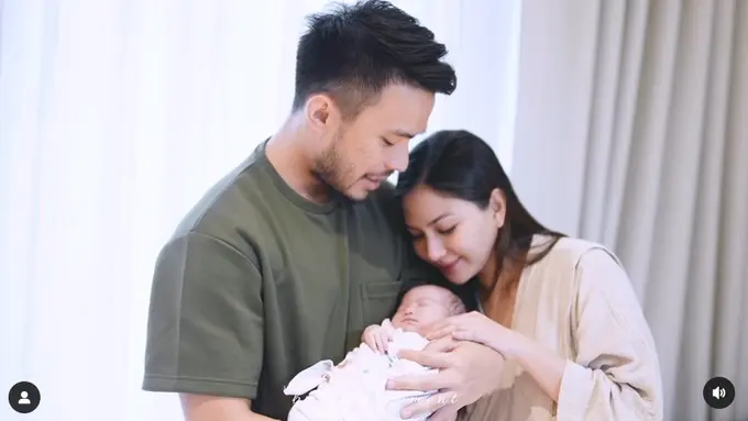 Jessica Mila dan Yakup Hasibuan menggendong putri mereka, Kyyara. [Foto: Instagram/jscmilla]