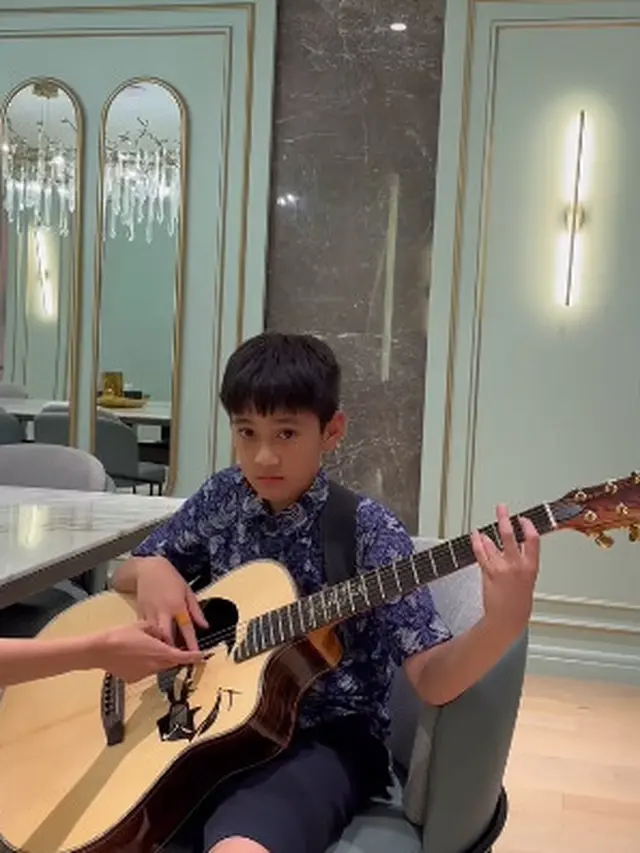 Rafathar Belajar Gitar