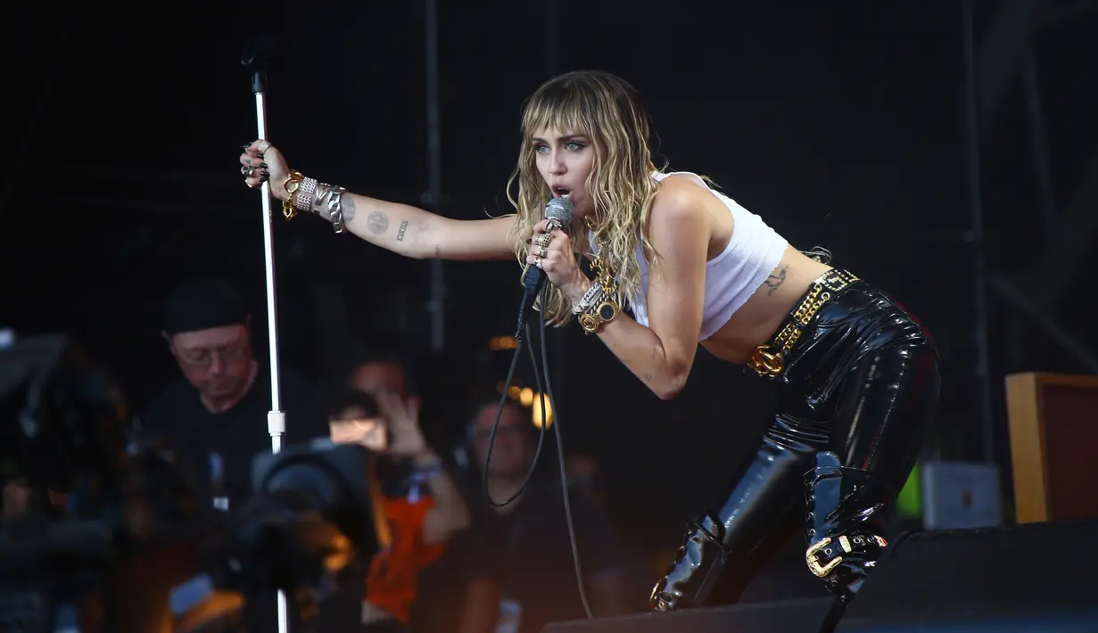 Aksi Miley Cyrus saat tampil pada hari terakhir Festival Glastonbury di Worthy Farm, Somerset, Inggris, Minggu (30/6/2019). Miley Cyrus tampil panas dengan gaya berapi-api saat menghibur ribuan penonton Festival Glastonbury. (Photo by Joel C Ryan/Invision/AP)