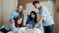 Pasca melahirkan anak pertama, Nabila Maharani aktif membagikan momen bahagianya telah menjadi seorang ibu. Begitu pula dengan Tri Suaka yang kini menjadi ayah. Kebahagiaan juga dirasakan oleh keluarga Nabila, tak terkecuali sang adik yang akhirnya punya keponakan baru. (Liputan6.com/IG/@nadiaamaharaniii)