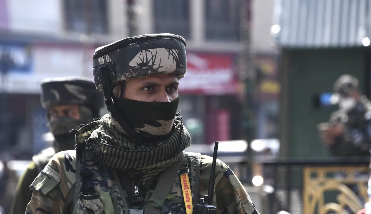 Seorang polisi paramiliter India berjaga setelah tersangka militan menembak mati lima tentara di Srinagar (12/10/2021). Setidaknya lima tentara India dan dua kelompok militan tewas dalam bentrokan di wilayah Kashmir yang dikelola India pada Senin (11/10). (AFP/Tauseef Mustafa)
