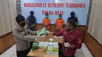 Direktur Reserse Narkoba Polda Riau Komisaris Besar Suhirman memperlihatkan barang bukti sabu yang dibawa dua tersangka dari Pulau Rupat. (Liputan6.com/M Syukur)