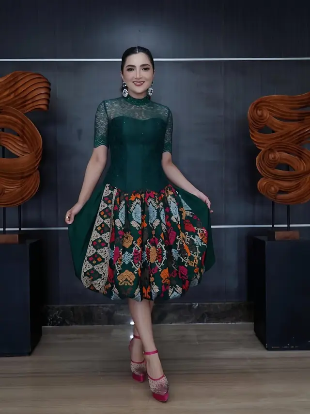 Gaya Elegan Ashanty Pakai Dress Brokat, Tampil Menawan dalam Setiap Momen