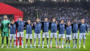 Para pemain Italia berdiri untuk lagu kebangsaan menjelang pertandingan final kualifikasi Piala Dunia 2026 zona Eropa antara Bosnia-Herzegovina dan Italia di stadion Bilino-Polje di Zenica pada 1 April 2026. (Elvis BARUKCIC/AFP)