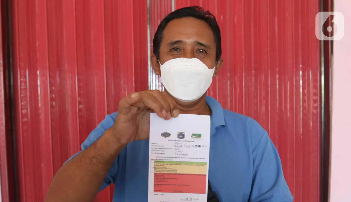 Pengemudi bus menunjukkan surat keterangan mengemudi usai tes urine di Terminal Kampung Rambutan, Jakarta, Kamis (24/3/2022). Pemeriksaan kesehatan dan tes urine dilakukan secara rutin setiap bulan yang bertujuan untuk memastikan kesehatan pengemudi. (Liputan6.com/Herman Zakharia)