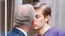 Dalam foto, pria mirip Pangeran Charles itu memakai setelan jas berwarna biru tua sementara si pria muda memakai kaos berwarna ungu. Mereka tampak bercumbu. (twitter.com/ AJ_amyjoydonut)