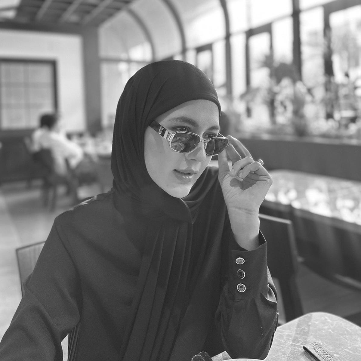 Isu keretakan rumah tangga Baim Wong dan Paula Verhoeven semakin berembus kencang setelah ibunda Paula, Lina Verhoeven, mengunggah pernyataan di Instagram. Dalam unggahannya, Lina mengekspresikan kesedihannya terhadap sang anak, menulis, "Teruntuk anakku,