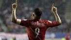 Striker Peru, Jose Paolo Guerrero, merayakan gol yang dicetaknya ke gawang Bolivia dalam perempatfinal Copa America 2015 di Stadion German Becker, Temuco, Cile. Jumat (26/6) pagi WIB. (AFP PHOTO/JUAN MABROMATA)