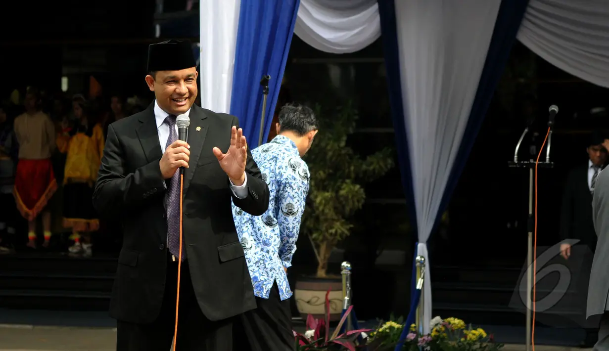 Mendikbud, Anies Baswedan berpidato saat upacara Hari Pendidikan Nasional di Kemendikbud, Jakarta, Sabtu (2/5/2015). Anies meminta Hardiknas dijadikan momentum merefleksikan gagasan tokoh pendidikan nasional Ki Hajar Dewantara. (Liputan6.com/Johan Tallo)