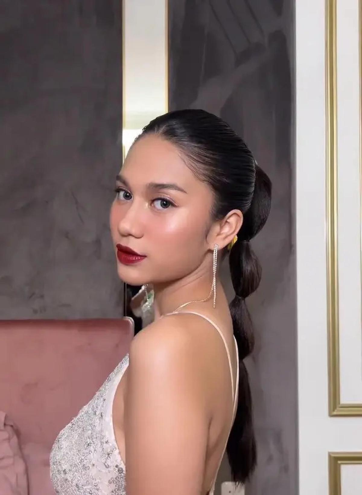 7 Potret Azizah Salsha Kenakan Gaun Sequin Tanpa Lengan, Tampil Bold dan Glamor