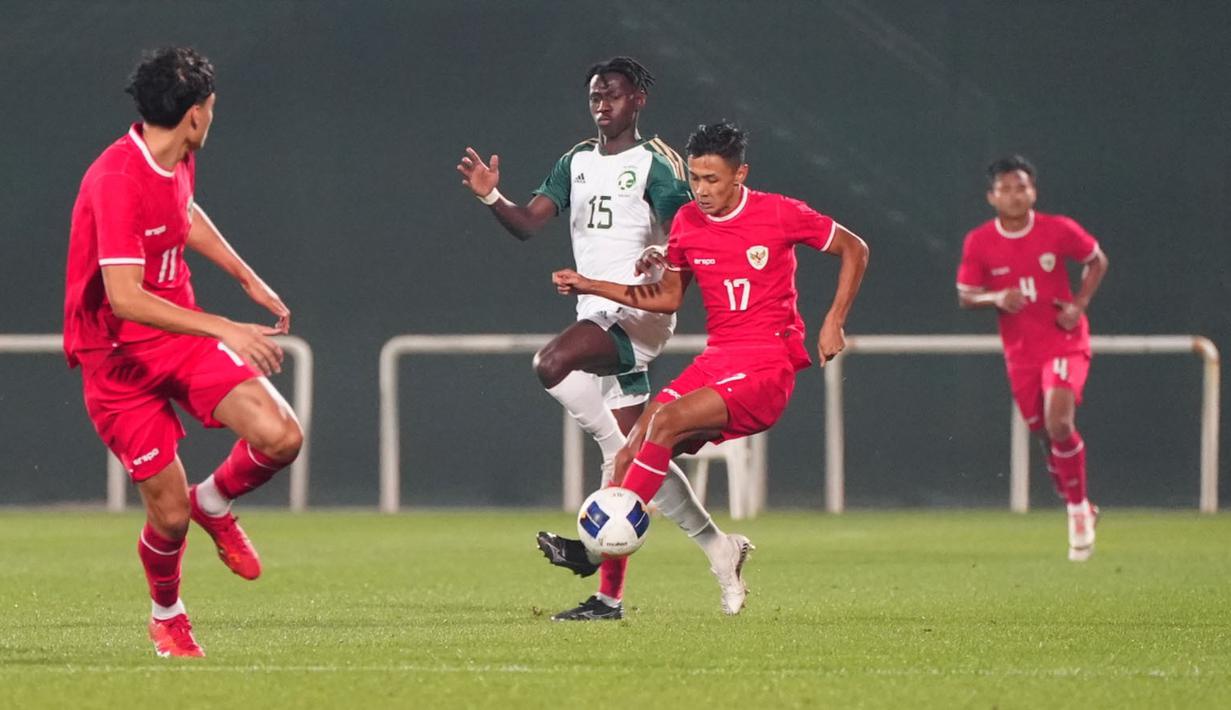 Timnas Indonesia U-23 melakoni laga uji coba melawan Timnas Arab Saudi U-23 saat pemusatan latihan menjelang Piala Asia U-23 2024 di The Sevens Stadium, Dubai, pada Sabtu (6/4/2024) dini hari WIB. (Dok. PSSI)