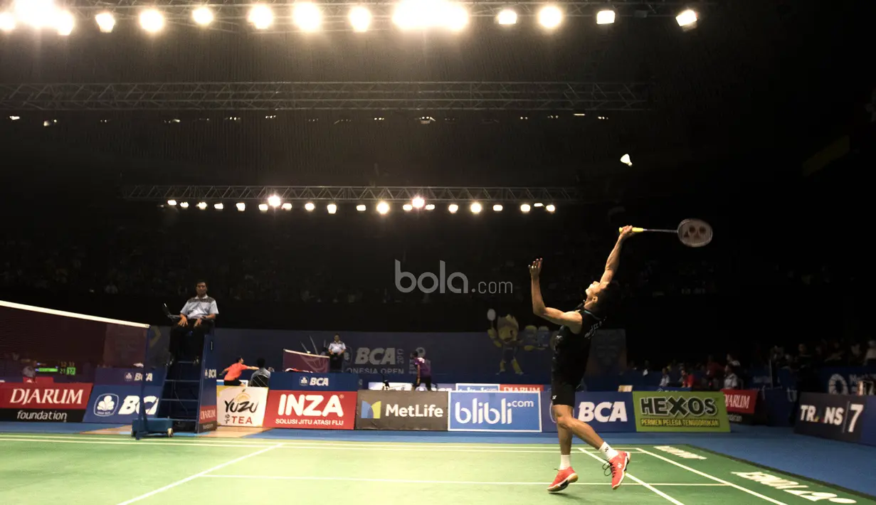 Tunggal putra Malaysia, Lee Chong Wei, bersiap memukul kok saat melawan tunggal India, Prannoy H S, pada laga BCA Indonesia Open di JCC, Jakarta, Kamis (15/6/2017). Chong Wei kalah 10-21 dan 18-21. (Bola.com/Vitalis Yogi Trisna)