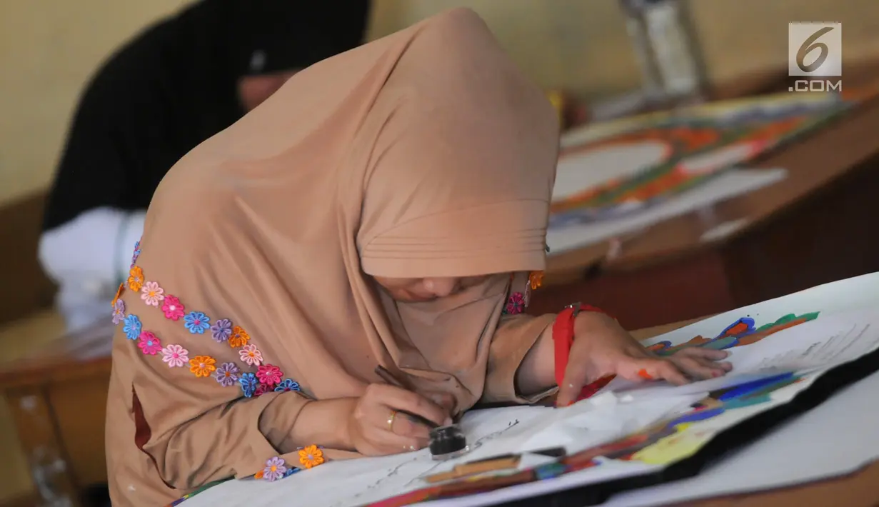 Peserta membuat kaligrafi kategori mushaf Alquran pada lomba MTQ Tingkat Kota Tangerang Selatan, Banten, Selasa (18/9). Tiga katagori yang dilombakan adalah kaligrafi mushaf Alquran, naskah, dan kontemporer. (Merdeka.com/Arie Basuki)