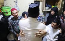 Momen Prabowo Peluk Orang Tua Affan Kurniawan Saat Melayat ke Rumah Duka
