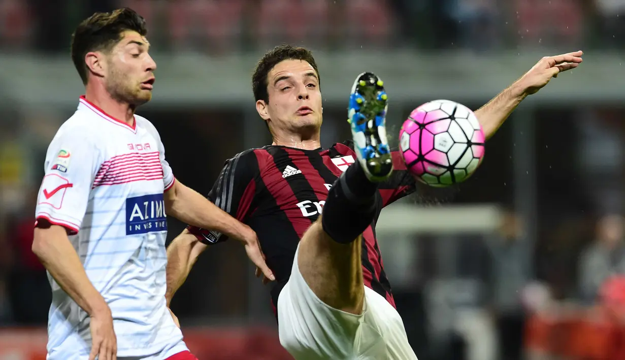 Pemain Carpi FC, Stefano Sabelli (kiri) menghadang pergerakan pemain AC Milan, Giacomo Bonaventura pada lanjutan Serie A Italia di Stadion Giuseppe Meazza, Milan, Italy,Kamis (21/4/2016) atau Jumat dini hari WIB. (AFP/Giuseppe Cacace)