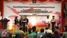 Sejumlah finalis menjawab pertanyaan yang diajukan oleh tim penilai saat penutupan raker peraturan perundangan-undangan serta pemberian Anugerah Nawacita Legislasi 2016 di Jakarta, Jumat (24/6). (Liputan6.com/Faizal Fanani)