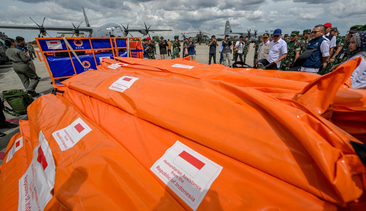Bantuan logistik yang dikirim terdiri dari obat-obatan, makanan, tempat penampungan sementara dan penyuling air bersih. (BAY ISMOYO/AFP)