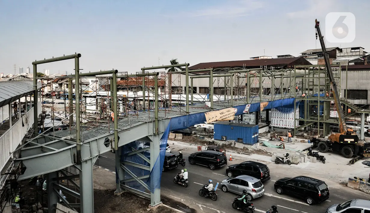 Kendaraan saat melintasi proyek pembangunan Halte Transjakarta Pasar Senen, Jakarta, Rabu (19/8/2020). Halte Transjakarta yang nantinya akan terintegrasi dengan Pasar Jaya Senen tersebut ditargetkan rampung pada akhir tahun 2020. (merdeka.com/Iqbal S. Nugroho)