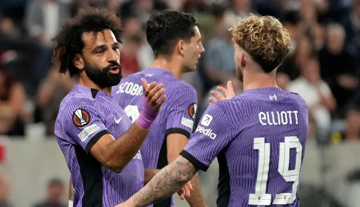 Pemain Liverpool Mohamed Salah (kiri) melakukan selebrasi usai mencetak gol ke gawang LASK pada pertandingan sepak bola Grup E Liga Europa di Linz, Austria, Kamis (21/9/2023). Liverpool menang 3-1. (AP Photo/Matthias Schrader)