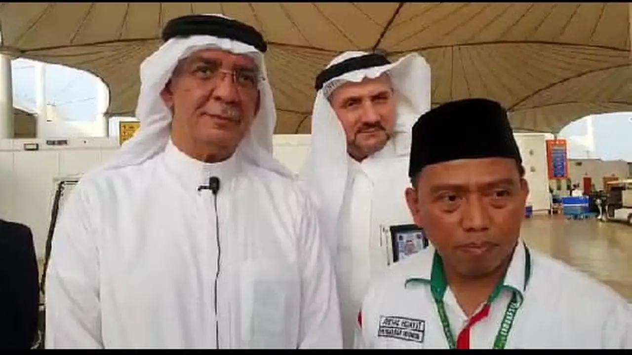 Kepala United Agent Airport Jeddah dan Madinah Sahir bin Abdulaziz Mattar serta Kadaker Bandara Arsyad Hidayat. Liputan6.com/Nurmayanti