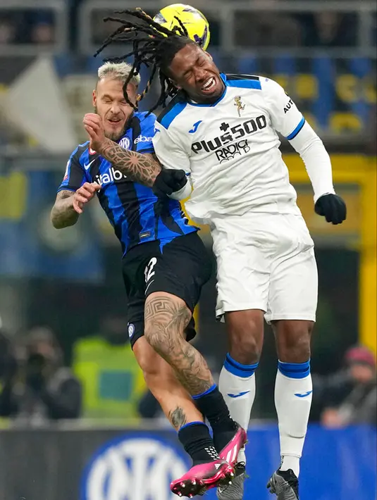<p>Pemain Atalanta Brandon Soppy (kanan) berebut bola udara dengan pemain Inter Milan Federico Dimarco pada pertandingan sepak bola perempat final Coppa Italia di Stadion San Siro, Milan, Italia, 31 Januari 2023. Inter Milan menang 1-0 atas Atalanta dan berhasil melaju ke semifinal Coppa Italia. (AP Photo/Antonio Calanni)</p>