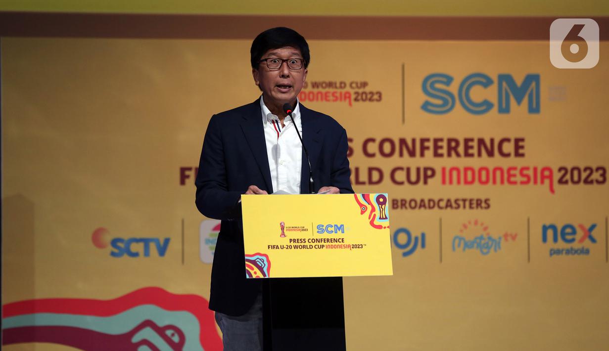 Direktur SCM Sutanto Hartono memberikan keterangan dalam jumpa pers di SCTV Tower saat menggelar Jumpa Pers di SCTV Tower, Jakarta, Selasa (28/2/2023). Jumpa pers tersebut terkait Perhelatan Piala Dunia U-20 2023 ini akan disiarkan langsung Emtek Group lewat SCM. Pecinta bola di Indonesia bisa menyaksikan seluruh pertandingan melalui SCTV, INDOSIAR, VIDIO, MOJI, Mentari TV, Nex Parabola, dan Champions TV. (Liputan6.com/Johan Tallo)