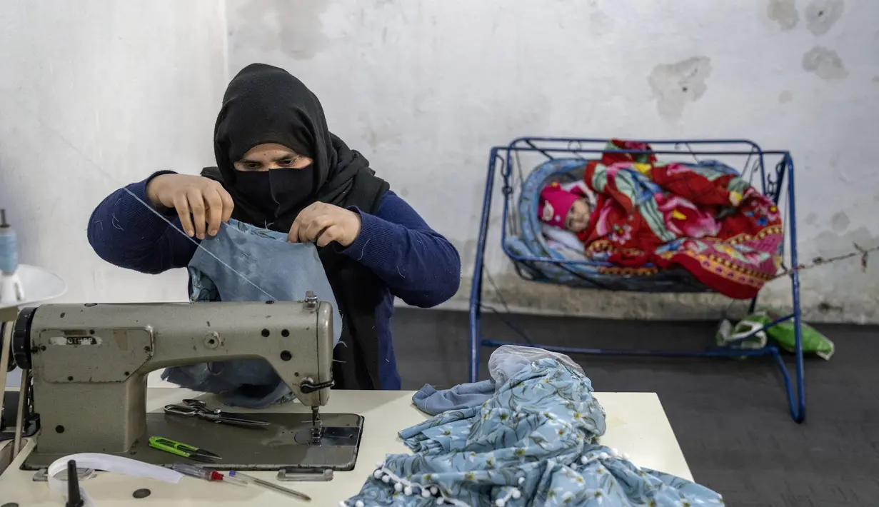 Seorang wanita Afghanistan bekerja di sebuah bengkel menjahit di Kabul, Afghanistan, Senin (6/3/2023). Setelah Taliban berkuasa di Afghanistan, banyak hak dasar wanita telah dirampas. (AP Photo/Ebrahim Noroozi)