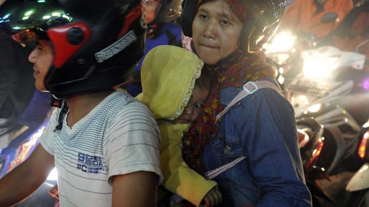Potret lelah anak-anak pemudik sepeda motor