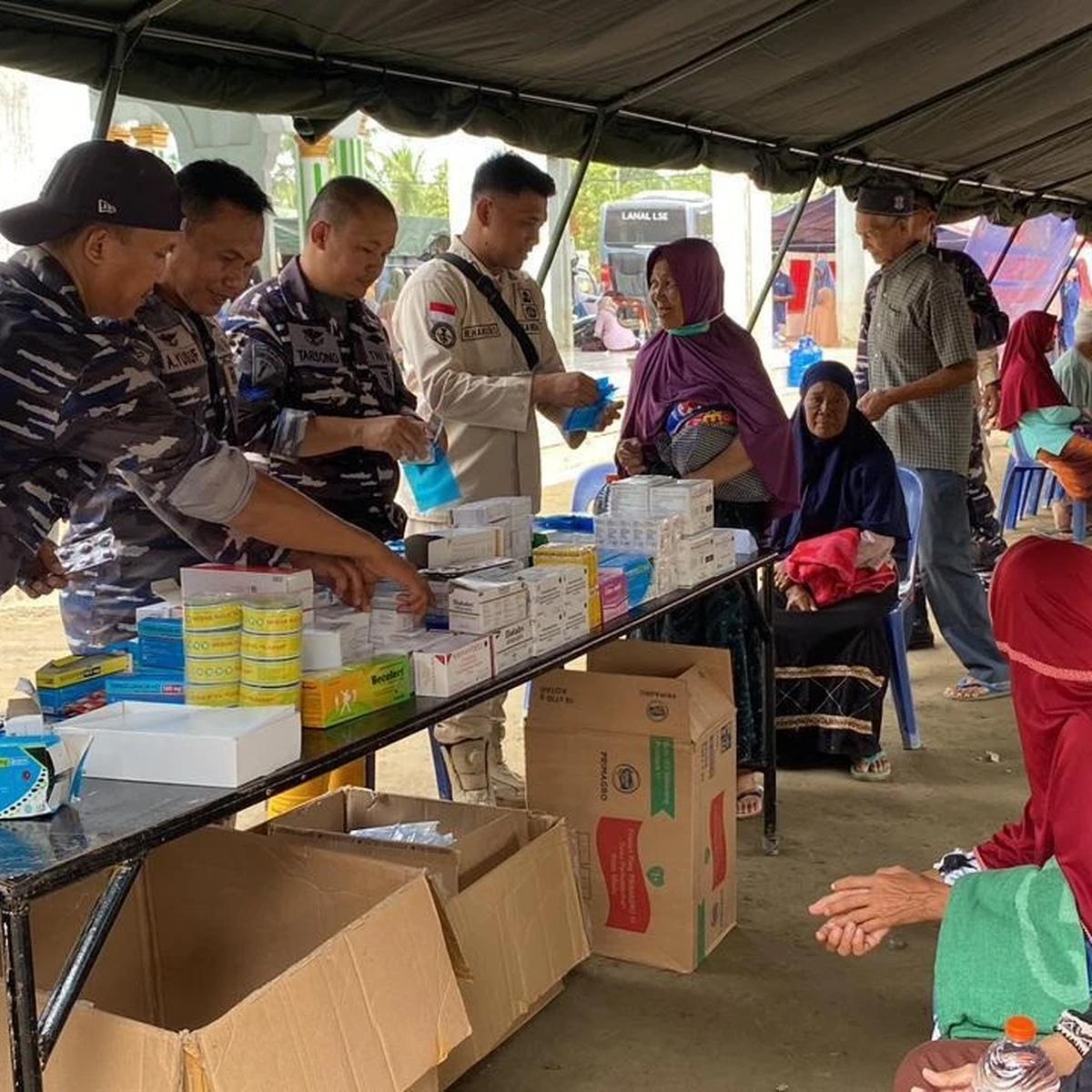 TNI AL Beri Pelayanan Kesehatan Korban Bencana di Aceh