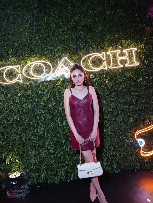 Kenakan mini leather dress polos, Syifa Hadju terlihat menawan dengan shoulder bag putih dari Coach [@syifahadju]