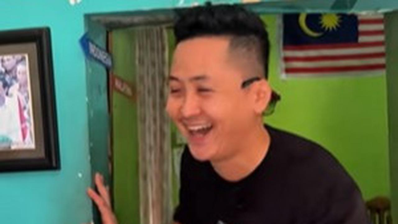 Unik! Rumah Ini Berdiri di Perbatasan Indonesia–Malaysia, Cuma Butuh Satu Langkah