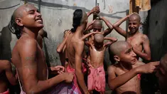 Umat Hindu Nepal melakukan mandi suci untuk menandai festival Janai Purnima di kuil Pashupati di Kathmandu, Nepal (28/7). Dalam ritual ini mereka melakukan mandi suci dan mengganti benang suci mereka. (AP Photo / Niranjan Shrestha)