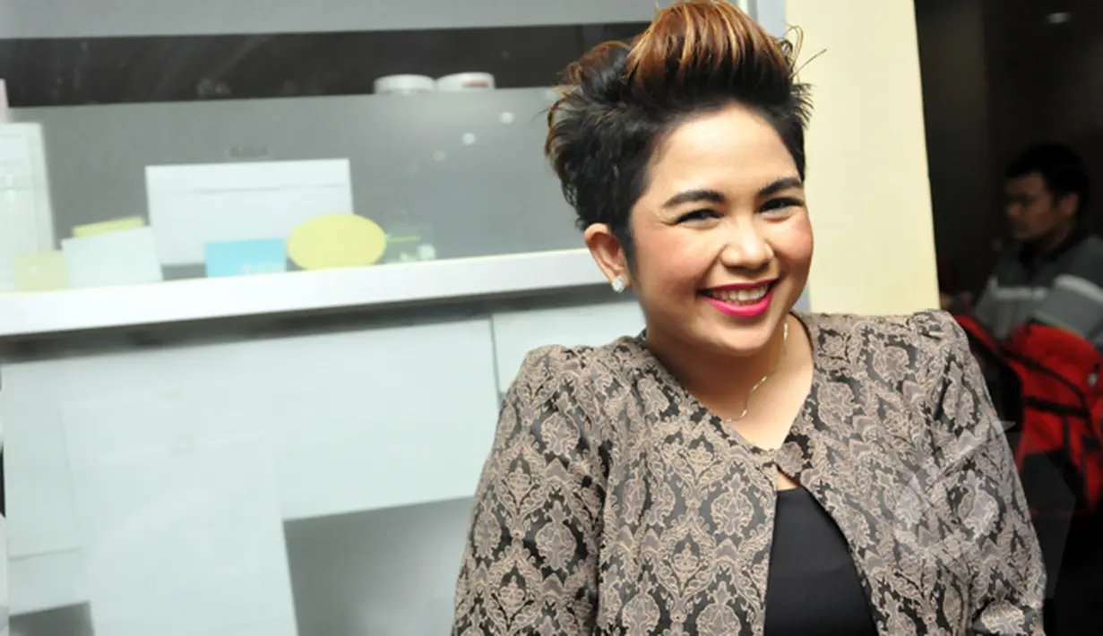 Joy Tobing saat menghadiri konferensi pers peluncuran singgle pertama dari grup musik FIRE (First Idol REunion), Jakarta, Jumat (23/1/2015). (Liputan6.com/Panji Diksana)