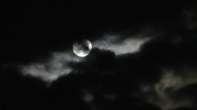 FOTO: Fenomena Strawberry Supermoon Hiasi Langit Berbagai Negara