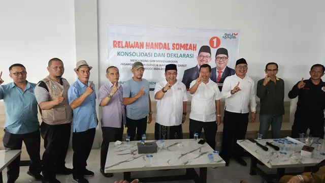 Nadiman, bersama perwakilan kader dan simpatisan mengalihkan dukungan kepada paslon Someah. padahal sebagai kader Golkar, Ketua Kasgoro Garut itu mendukung paslon Santri. (Liputan6.com/Jayadi Supriadin)