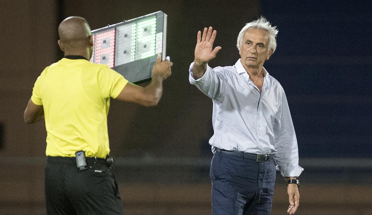 Pelatih asal Bosnia Herzegovina yang menangani Timnas Maroko, Vahid Halilhodzic telah menginjak usia 69 tahun. Usianya memang sudah tua, namun ia mengaku lebih percaya diri bersama Achraf Hakimi dkk untuk tampil di Piala Dunia 2022. (AFP/Fadel Senna)