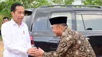 Presiden Jokowi bersama Menko PMK Muhadjir Effendy saat meresmikan peletakan batu pertama Gedung II Kampus Nusantara Program Studi di Luar Kampus Utama (PSDKU) Universitas Gunadarma yang berlokasi di Kawasan Ibu Kota Negara (IKN)