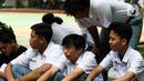 Sejumlah pelajar yang terjaring razia sebelum dipangkas rambutnya di SMA Negeri 70 Jakarta, Kamis (25/5/2023). (Liputan6.com/Herman Zakharia)