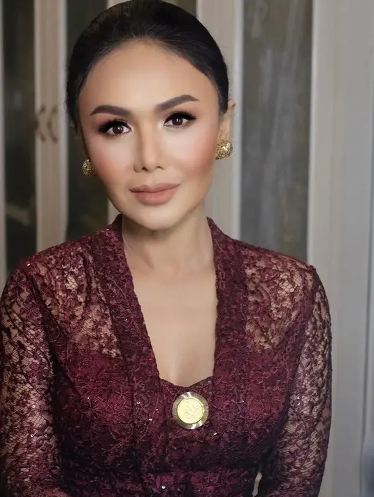 Penampilan Yuni Shara diperlengkap dengan pulasan makeup flawless dengan riasan mata yang bold. Untuk mengimbanginya, ia memilih lipstick warna nude kalem. (Instagram/henzymakeup).