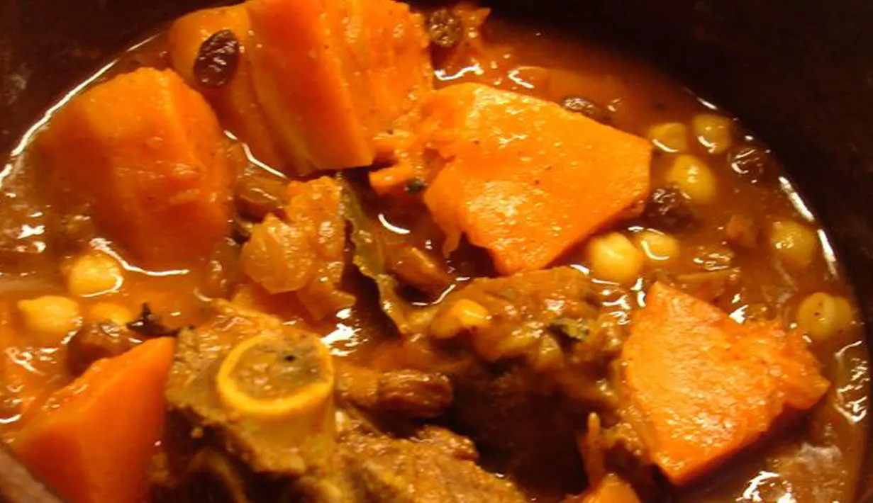 Makanan khas dari Libya yaitu Tbeikhet ‘Eid yang terbuat dari daging kambing yang dimasak semur bersama labu dan kacang serta taburan kismis ini sangat kaya rempah. (Pinterest)