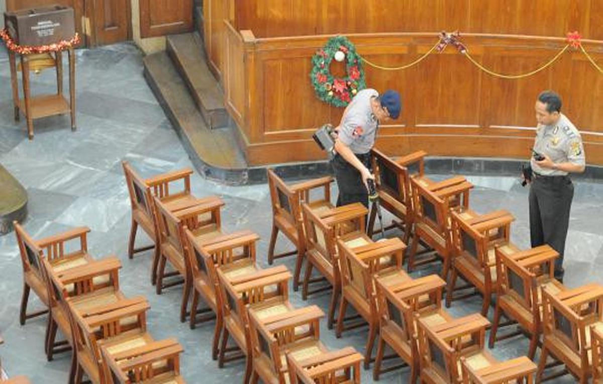 Tim Gegana Polri melakukan penyisiran gereja