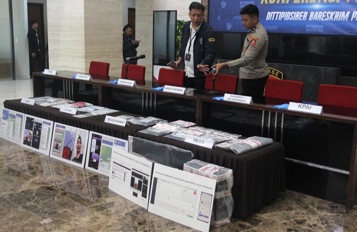 Polisi tangkap tersangka pemilik situs video porno anak di Pangandaran