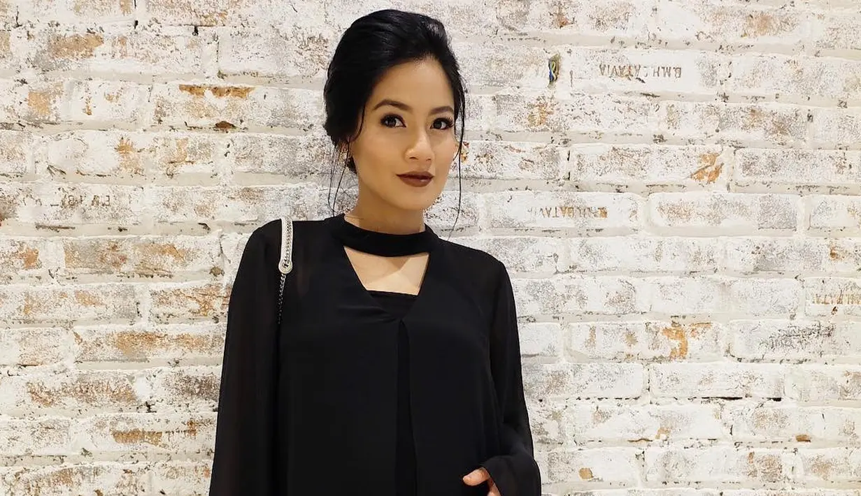 Lahirnya anak kedua membuat keluarga kecil Titi Kamal dan Christian Sugiono makin berwarna. Terlebih Kai Attar Sugiono lahir dua hari sebelum ulang tahun Titi, tepatnya tanggal 5 Desember 2017 lalu. (Instagram/Titi_kamal)