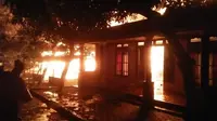 Tujuh rumah di Kecamatan Godong Kabupaten Grobogan ludes terbakar, menyusul padamnya listrik oleh PLN dan warga memanfaatkan lilin sebagai penerangan. (foto: Liputan6.com / felek wahyu)